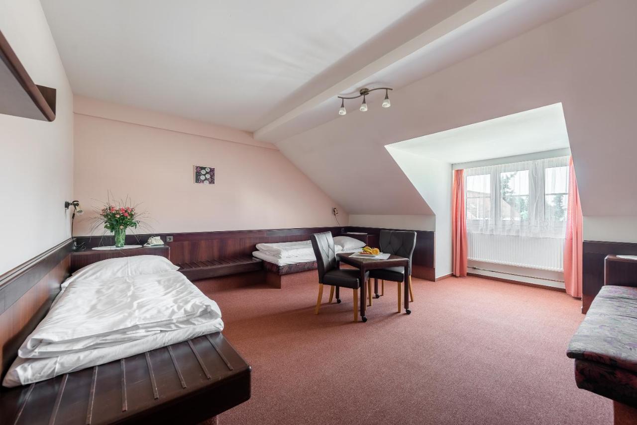 Hotel Floret Prŭhonice Eksteriør billede