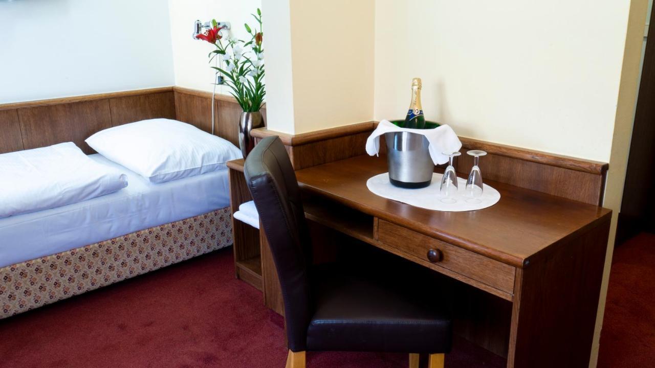 Hotel Floret Prŭhonice Eksteriør billede